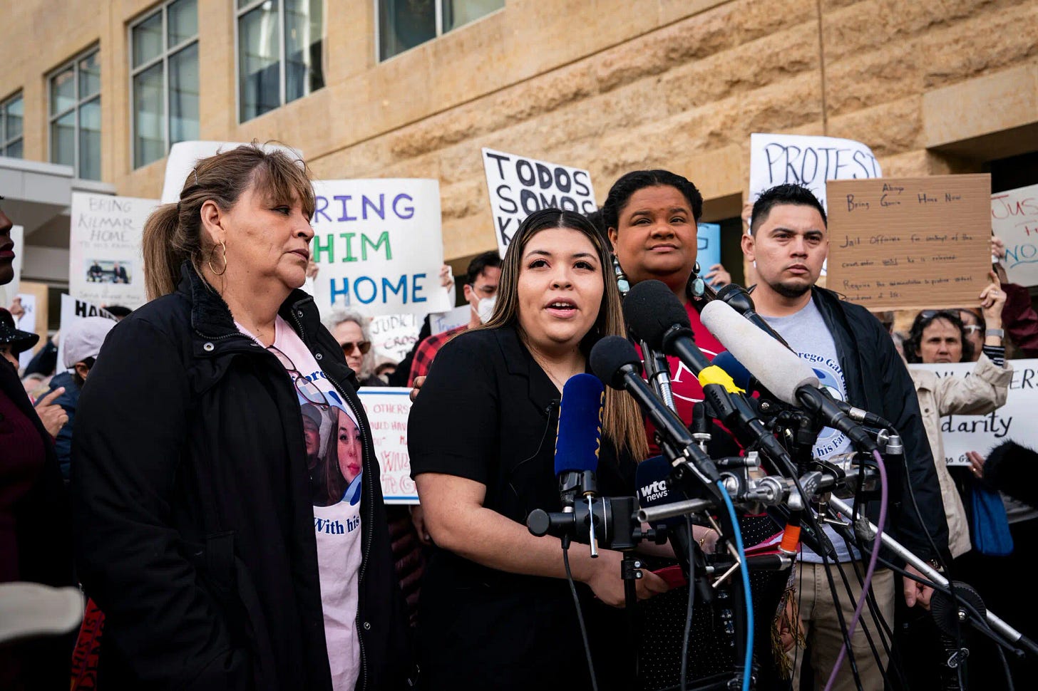 Jennifer Vasquez Sura, esposa del hombre atrapado en una cárcel de Bukele, afuera de un juzgado en Greenbelt, Maryland, el 15 de abril. Foto de Haiyun Jiang para The New York Times
