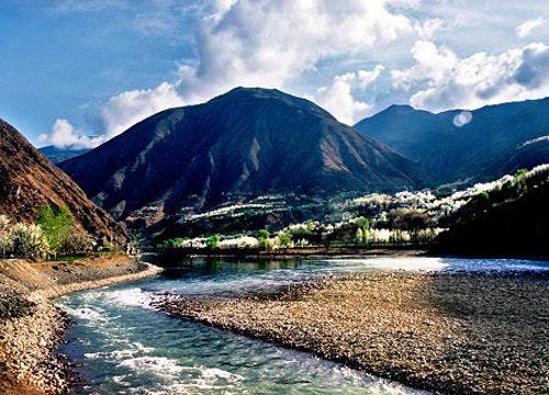 大金川河谷在碉楼间体会一花一世界_山东微生活旅游_山东微生活