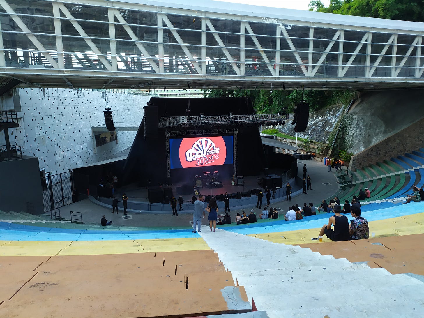 uma arquibancada vazia com um palco lá embaixo e um telão