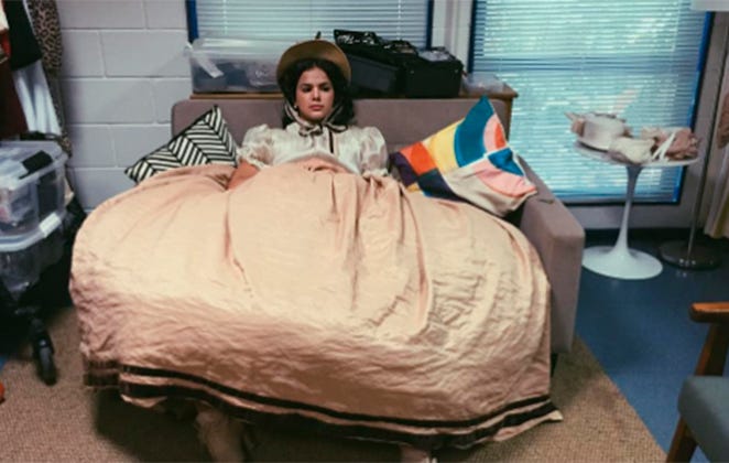 Bruna Marquezine faz graça ao surgir jogada em sofá com vestidão - OFuxico