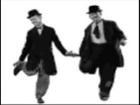 stanlio e ollio che si tengono per mano
