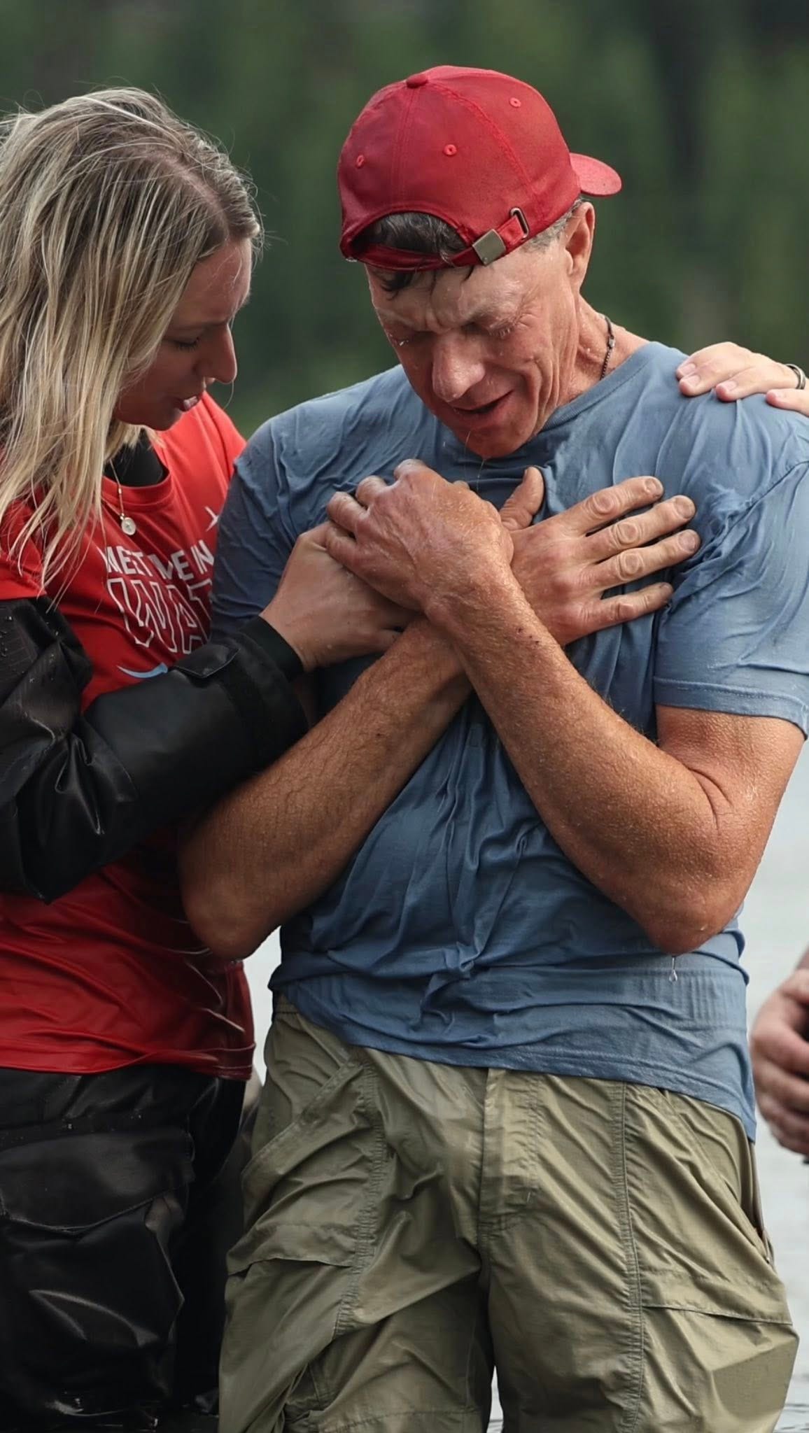 May be an image of 2 people, people smiling, body of water and text that says 'METVEN'