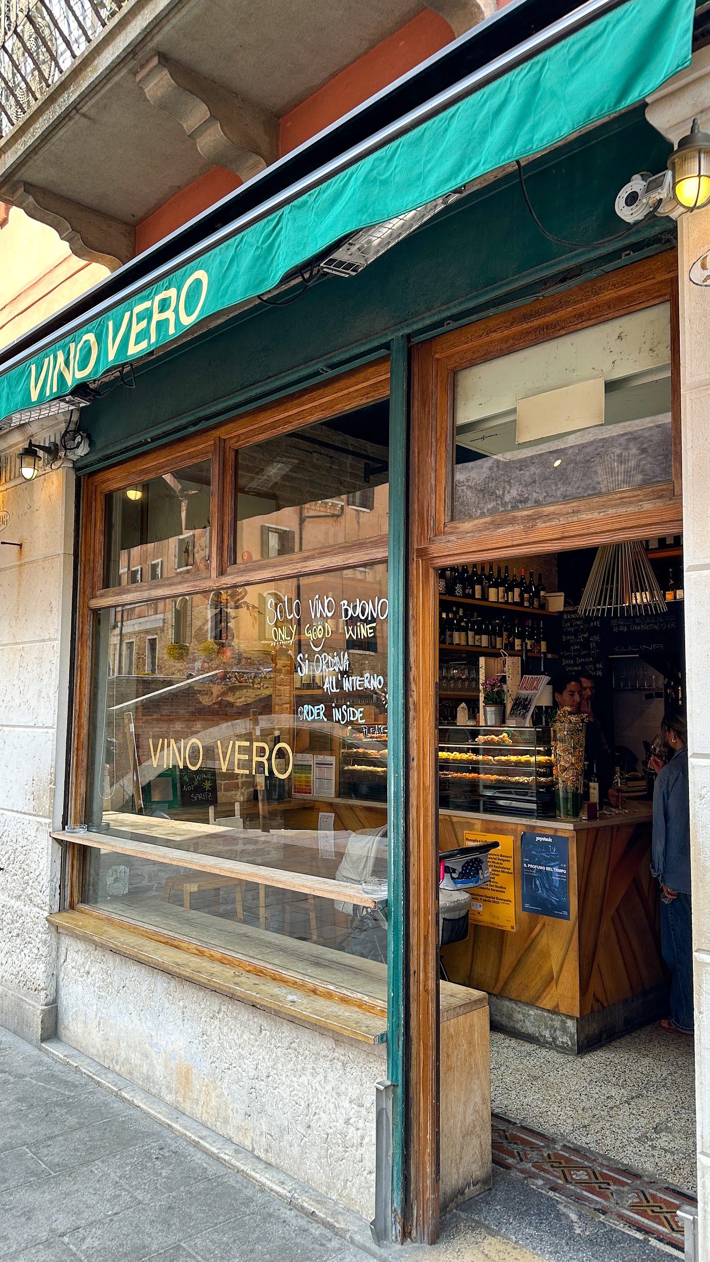 this is a picture of the vino vero restaurant and wine bar in the best venice travel guide for italy