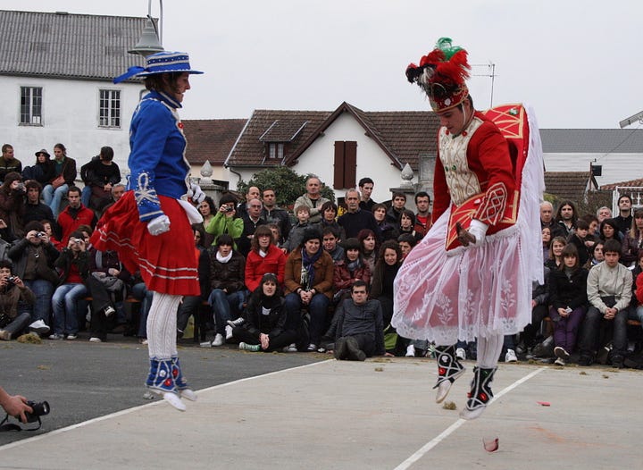 Maskaradak faites de danses et de théâtre