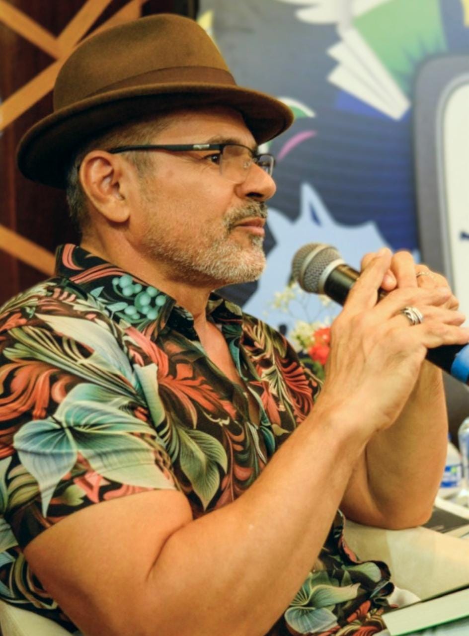 Homem sentado com celular na mão

Descrição gerada automaticamente com confiança média