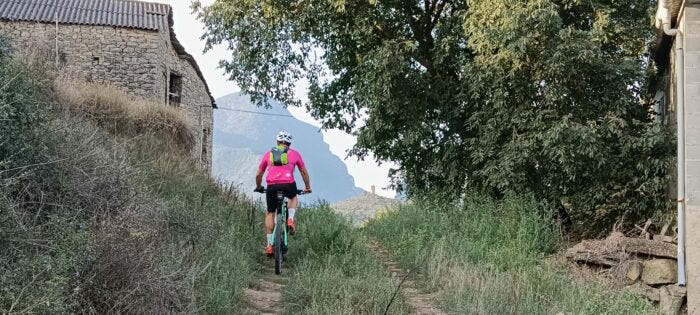 Pedalejant per Girbeta o Xiribeta, Montsec de l’Estall, Viacamp, Ribagorça d’Osca, Aragó. Fotografia de Javi Castillo (MontsecBikePacking Loop). Pedalejant per Girbeta o Xiribeta, Montsec de l’Estall, Viacamp, Ribagorça d’Osca, Aragó. Fotografia de Javi Castillo (MontsecBikePacking Loop).