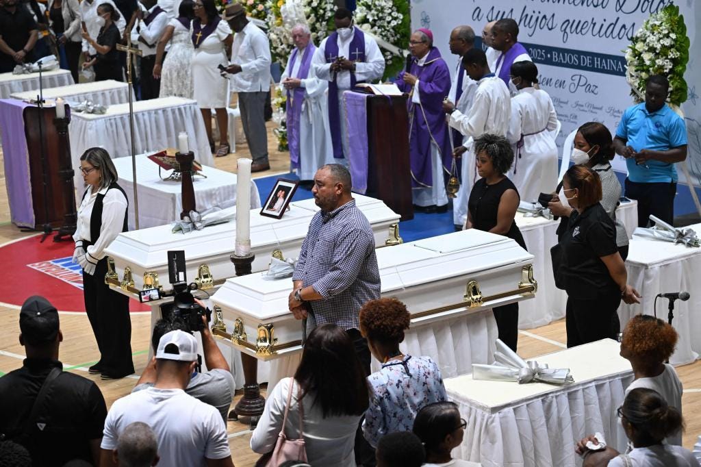 Funeral celebrado en un polideportivo por las víctimas de la tragedia.