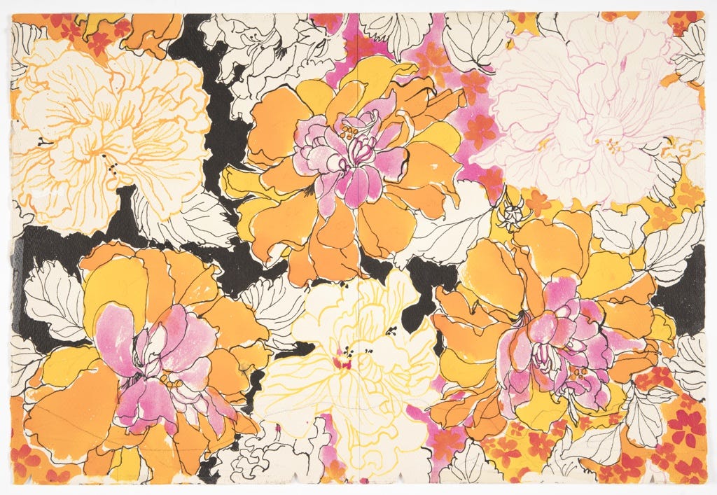 Acquerello floreale di Suzie Zuzek: una composizione di grandi fiori di ibisco in tonalità pastello, dall'ocra al rosa e all'arancione.