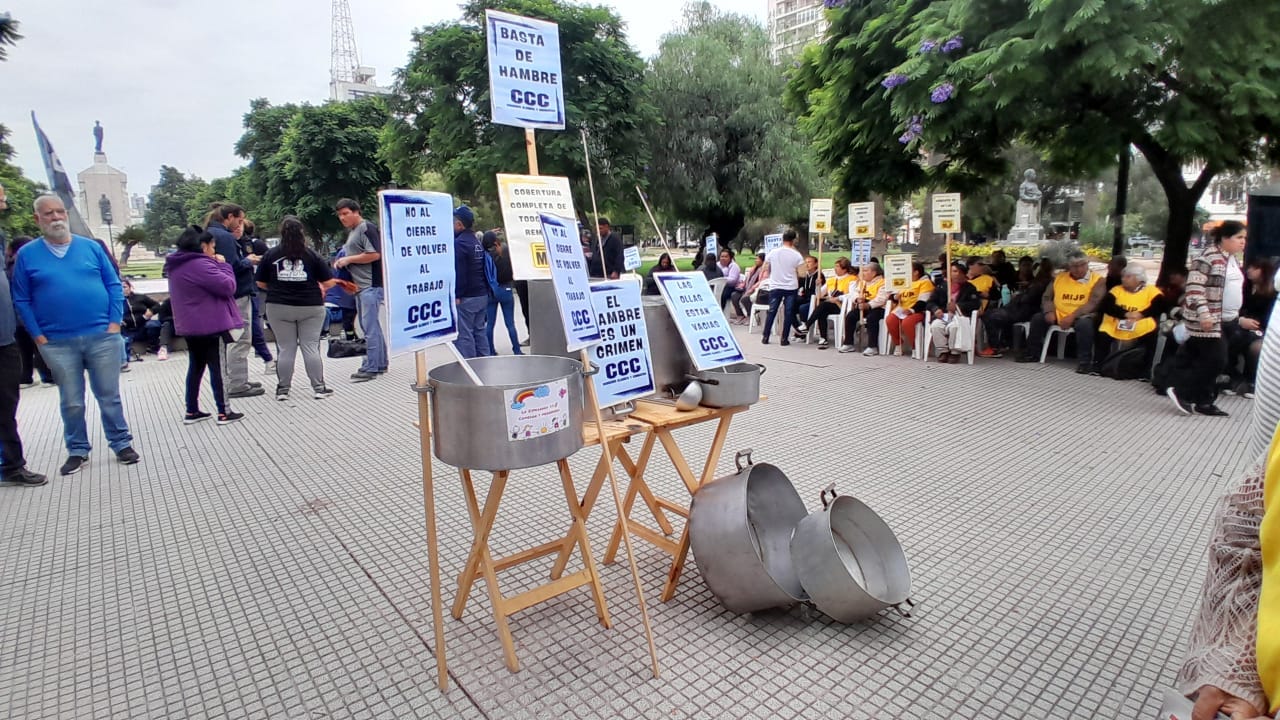 Reclamos por la eliminación del Salario Social Complementario que dictó el gobierno nacional