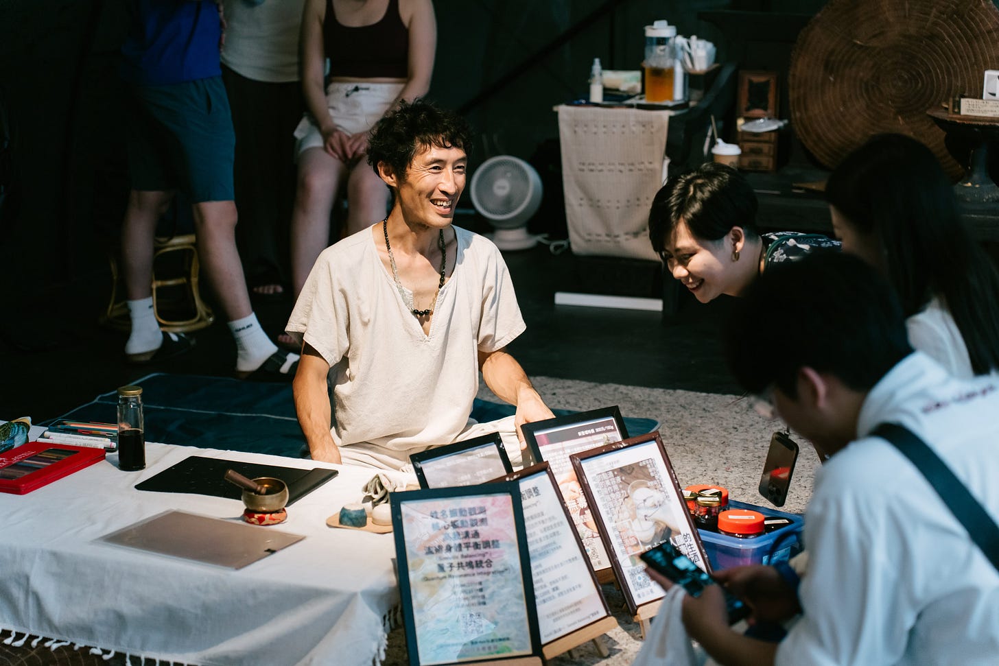 市集現場的交流總是充滿驚喜。在輕鬆的氛圍中,陪伴來到面前的朋友找回那份「原本就擁有的安心感」。 市集現場的交流總是充滿驚喜。在輕鬆的氛圍中,陪伴來到面前的朋友找回那份「原本就擁有的安心感」。