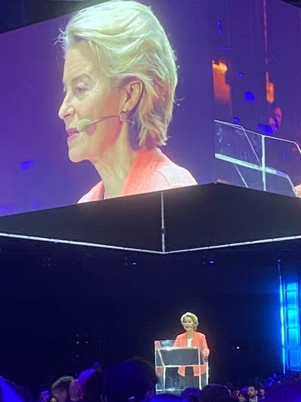 A person speaking into a microphone

AI-generated content may be incorrect.