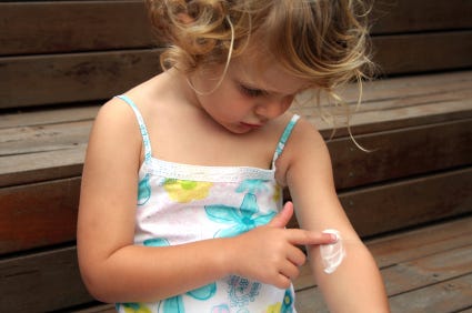 Thoa thuốc cho bé (bạn có thể nhìn thấy một lớp khá dày). Nguồn ảnh: BabyHintsAndTips
