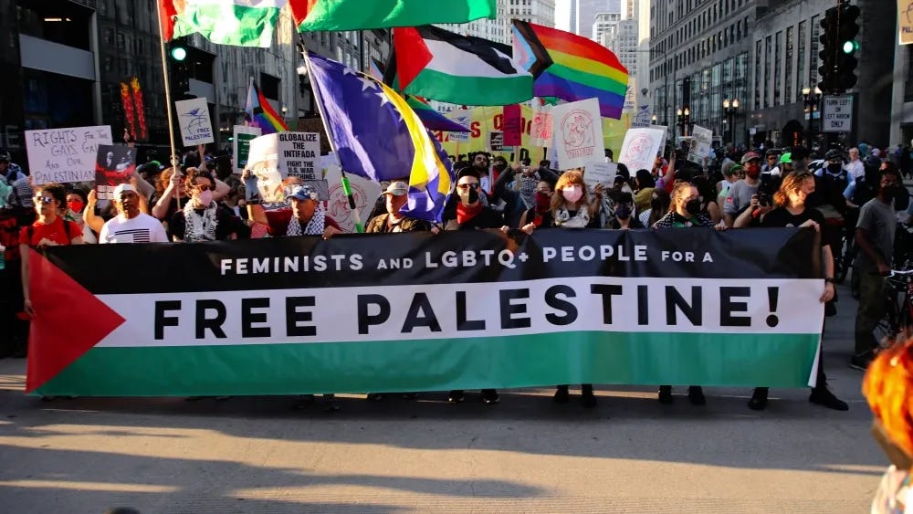 Ativistas pró-palestinos, pró-escolha e pelos direitos LGBTQ+ marcham em Chicago antes do início da Convenção Nacional Democrata de 2024. Shutterstock