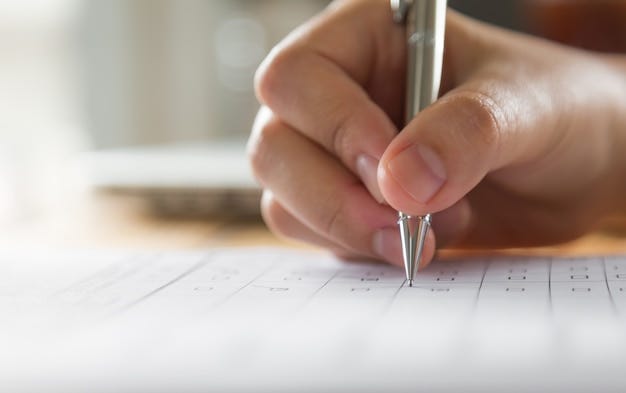 Foto gratuita mano escribiendo en un papel con un bolígrafo