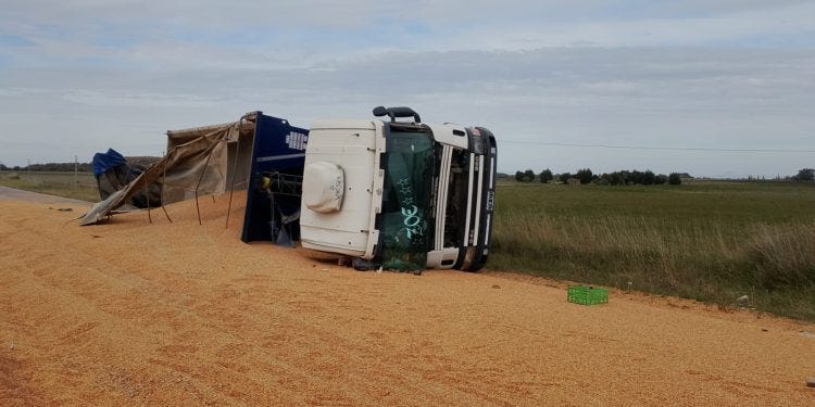 Trágico accidente en Suarez: Un camionero murió al volcar en el puente Crocci.