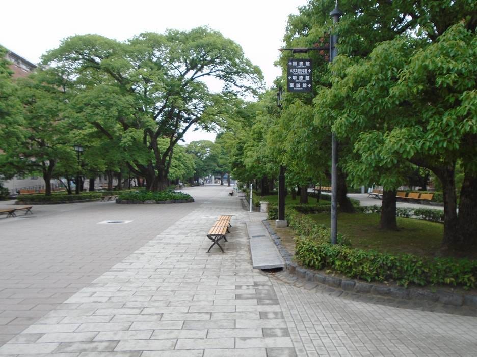 A bench on a sidewalk

AI-generated content may be incorrect.