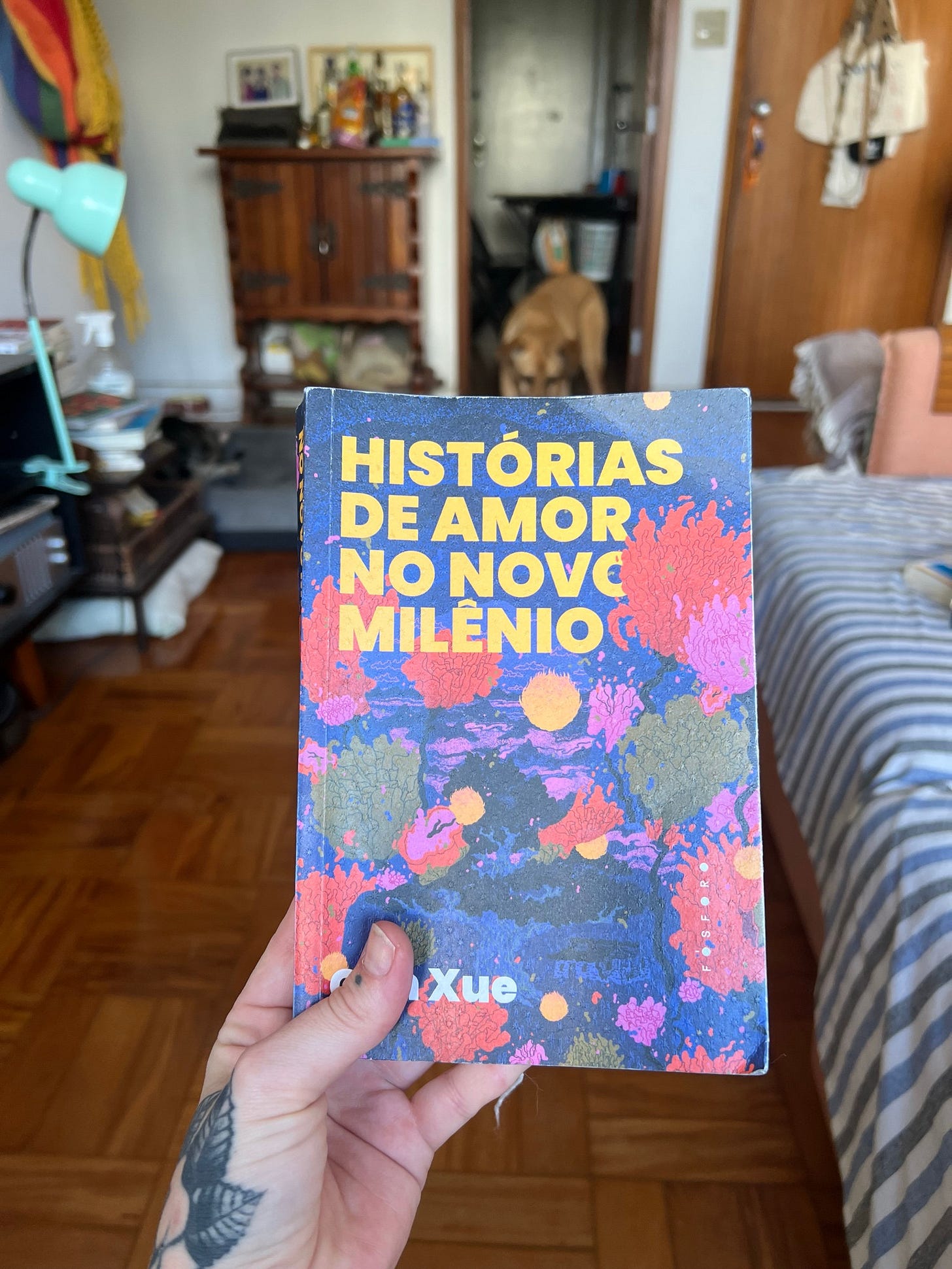    Edit Profile  Taize @taize.bsky.social 4.9K followers 304 following 9.1K posts Escrevo umas coisas na Sou meio vagabunda, mas sou boa pessoa, e tem podcast pros apoiadores pagos taize.substack.com   ‪Taize‬  ‪@taize.bsky.social‬ · 21h La Paz, capital da Bolivia Foto de uma sala de chao de taco mostrando um cachorro caramelo deitado diretamente no chão, enquanto um gato rajado dorme tranquilo na cama em que o cão geralmente está. Passando atrás deles está um gato branco.  ALT        ‪Taize‬  ‪@taize.bsky.social‬ · 9mo #Lidos2025  The Fraud, de Zadie Smith ⭐️⭐️⭐️⭐️  Gostei, mas não é o dos melhores dela. Porém, bom entretenimento Foto do livro The Fraud, da zadie Smith, tem uma capa em degrade que vai do laranja até amarelo e tipografia grandona na capa toda.  ALT  1      View full thread  ‪Taize‬  ‪@taize.bsky.social‬ · 26d “Stay true: relato de uma amizade”, Hua Hsu (trád. de Rodrigo Neves) ⭐️⭐️⭐️⭐️⭐️  Amei, belíssimo Mao branca segurando o livro “Stay true”, capa marrom com uma foto no centro de um jovem segurando uma câmera fotográfica na frente do rosto, o título Stay True em vermelho logo acima da imagem, e na parte inferior o substituto “relato de uma amizade” em amarelo.  ALT  1       ‪Taize‬  ‪@taize.bsky.social‬ · 1d “Histórias de amor no novo milênio”, de Can Xue (trad. Verena Veludo Papacidero)  ⭐️⭐️⭐️⭐️  Doidinho e bem bom, adorei as queridas da estância termal. Minha mão branca segurando o livro Histórias de amor no novo milênio, que tem na cama ilustrações de flores estranhas nas cores vermelho, rosa e verde, e círculos amarelos sobre um fundo azul escuro ALT        ‪Taize‬  ‪@taize.bsky.social‬ · 2d Billy Corgan em Singapura vendo F1 é uma coisa que eu não esperava Cantor Billy corgan usando camisa preta que parece que tá escrito Kafka mas tem um monte de cordão de credencial tapando a letra do meio, usando boné preto, barba grisalha, andando pelo paddock ALT  3       ‪Taize‬  ‪@taize.bsky.social‬ · 10d Chegou insider e já amei o vestidao, montar altos looks 🤙 Foto de um espelho de moldura vermelha, vertical, apoiado na parede. Estou refletida nele usando um vestido/chemise longo de mangas compridas na cor azul claro. Na minha frente, tá o Batista, cachorro caramelo. Sou uma mulher branca magra, cabelos loiro escuros com franja e presos num rabo de cavalo.  ALT        ‪Taize‬  ‪@taize.bsky.social‬ · 15d Não vou mentir que curti que ele só quer uma mulher normal Print de um perfil de site de encontros: “Um homem maduro, quer uma mulher normal e aplicada” ALT  1       ‪Taize‬  ‪@taize.bsky.social‬ · 19d Galera, ajuda aí, porque eu não manjo nem de jazz nem de rolê Conhece algum rolezinho, com precinho justo, para curtir um jazz em SP (pergunta de quem estará em terras paulistas em outubro)? :D ALT  2       ‪Taize‬  ‪@taize.bsky.social‬ · 20d Preciso levantar pra carregar o compiuter mas não consigo Eu meio deitada no sofá e o gato branco encostado no meu ombro, de olhos quase fechados. Minha cabeça tá apoiada na cabecinha dele. Ah, sou uma mulher branca, cabelos loiro escuros meio bagunçados,  olhos castanhos, usando uma camisa listrada branca e azul  ALT  7       ‪Taize‬  ‪@taize.bsky.social‬ · 21d Saudades papear besteira ngl.link/taizze  Mensagens anonimas! Mensagens anonimas! ngl.link  1      View full thread  ‪Taize‬  ‪@taize.bsky.social‬ · 21d Se for uma engenheira/arquiteta, certamente edifica vários lares e outros empreendimentos Taize, uma pergunta: uma mulher edifica o lar? ALT  2       ‪Taize‬  ‪@taize.bsky.social‬ · 21d Tá mó paz. Ok que não estou 100% desconectada pois trabalho, mas não ter perfil próprio tá sendo lindo. Mais tempo pra outras coisas. como vai a saude mental dps de desconectar das redes "mainstream"? Estou pensando em fazer o mesmo. ALT        ‪Taize‬  ‪@taize.bsky.social‬ · 22d Taize, seu braço é torto? Uma selfie da chefa Camila Fremder, mulher branca, cabelo castanho liso, franjuda, de óculos escuros, na praia. Atrás dela ta a Dandara pagu, mulher negra, de biquíni azul e calça vermelha, óculos de grau e boné rosinha, e logo ao lado dela tomei, mulher branca de maio verde, tatuagens pelo corpo, cabelo loiro escuro preso, com uma franjinha, levantando o braço que está totalmente torto.  ALT  3       ‪Taize‬  ‪@taize.bsky.social‬ · 23d This girl is on PRAIA  Eu, mulher branca branquíssima numa praia, se de maio verde, várias tatuagens pelo corpo, posando pra câmera, com cabelo preso e óculos escuros  ALT  Mesma coisa de antes mas agora de braços abertos  ALT  3       ‪Taize‬  ‪@taize.bsky.social‬ · 25d open.substack.com/pub/lupanews... Print de trecho newsletter ebulição: Entre as publicações que concordaram com a decisão do STF de condenar o ex-presidente, uma, divulgada em grupos de K-pop, mostra as grades de uma cela descendo sobre o rosto de Bolsonaro, ao som de uma música em coreano ALT   1      ‪Taize‬  ‪@taize.bsky.social‬ · 26d Novo ministro do STF, dr Batista Cachorro caramelo de porte médio para grande de pé , olhando para a câmera com a língua roxa de fora, usando uma gravatinha prata e azul.  ALT  1  1      ‪Taize‬  ‪@taize.bsky.social‬ · 26d Simplesmente topei com esse quadro no petshop e veio toda uma memória de quando tinha um igual na sala de casa. Sonhava com esse casarão e jardim. Quadro de uma ilustração que mostra uma mansão de dois andares, coberta por hera, com arcos na varanda. Um gramado verde amplo, e em primeiro plano, um cachorro pastor alemão e uma ferrari vermelha estacionada.  ALT  2       ‪Taize‬  ‪@taize.bsky.social‬ · 1mo Deu certo, galera Mulher branca, no caso eu, com tatuagens de plantas e insetos pelos braços e pescoço, usando um top estilo lingerie antiga rosa claro, cabelos loiro escuros longos com corte shaggy e franjinha bagunçada.  ALT  ‪Taize‬  ‪@taize.bsky.social‬ · 1mo Estou tendo uma crise de melancolia e marquei de cortar o cabelo. VEM ARREPENDIMENTO AÍ  4       ‪Taize‬  ‪@taize.bsky.social‬ · 1mo Morrendo Diálogo entre Paul Frazee e Ilo Navarro   Ilo Navarro: Never use "gorda",", use "fofinha" instead  Paul Frazee: but the gatina e gorda. . . Ilo Navarro: No, not even for a kitten, "gorda" is not a good word, trust me. Paul Frazee: mas ela e uma gata gorda! Ilo Navarro: Não, ela é uma gata fofinha ALT  ‪Paul Frazee‬  ‪@pfrazee.com‬ · 1mo Dating a Brazilian woman, you pick up a couple of phrases:  Uma gatina gorda! que linda, que fofa, que safada  I'm not sure this will help me if I visit Brazil, but it can't hurt  11  175      ‪Taize‬  ‪@taize.bsky.social‬ · 1mo Mandem suas questões ngl.link/taizze  Mensagens anonimas! Mensagens anonimas! ngl.link  1      View full thread  ‪Taize‬  ‪@taize.bsky.social‬ · 1mo Tenho momentos Fubangos, mas não alma fubanga Você se considera fubanga? ALT  1       ‪Taize‬  ‪@taize.bsky.social‬ · 1mo 3, até agora Vc mecheu com a minha imaginação quando relatou que teve alguns sugars daddys!  ALT        ‪Taize‬  ‪@taize.bsky.social‬ · 1mo Replied to you Deve ser divertido, mas não sei dançar Sou o tiozinho doido pelo seu body italiano e queria dizer que eu gostaria de te levar pro forró um dia :3 ALT  1       ‪Taize‬  ‪@taize.bsky.social‬ · 1mo Sai, faz meses já saiu do insta? ALT        ‪Taize‬  ‪@taize.bsky.social‬ · 1mo Só as bonita Três gerações: eu, mulher branca, cabelos loiro escuros e de vestido branco longo. Do outro lado, minha mãe, de cabelos brancos curtos, blusa bege e calça preta. No meio minha avó, de blusa preta de bolinha branca e calça preta, cabelos loiros curtos. Num jardim com flores coloridas ao fundo.  ALT        ‪Taize‬  ‪@taize.bsky.social‬ · 1mo Meet my daddy (seu Odelli) Eu, mulher branca de cabelos loiro escuros, usando um vestido branco longo, sentada num balanço grande. De pé, do Meu lado, tá meu pai, homem branco de cabelos pretos pouco grisalhos, de óculos escuro, com a clássica pose de pai com a mão na cintura  ALT  2       ‪Taize‬  ‪@taize.bsky.social‬ · 1mo Minha terra é belíssima (pena que é cheia de catarinense)  Foto de uma paisagem: grama bem verde, céu azul com nuvens branquinhas, em primeiro plano tem uma pilha de madeira e, ao fundo, uma casinha de madeira azul com árvores no jardim. Lá no horizonte uma serra. ALT  Foto de uma paisagem com grama bem verde, com serra e morros ao fundo e, em cada canto, dois ranchos de madeira bem velhos.  ALT  Outra foto de paisagem, grama verde, céu azul com nuvens brancas ao fundo, e árvores no jardim. Jô canto direito tem um rancho de madeira bem velho. Sol brilhando bem no alto  ALT  Foto de paisagem, com uma estradinha de chão, grama verde no lado, e do outro lado da estradinha tem algumas árvores e entre elas da pra ver uma lagoa. Céu com mais nuvens branquinhas  ALT  1       ‪Taize‬  ‪@taize.bsky.social‬ · 1mo Agora a necessaire tá completa (bom demais esse fresquinho de “shampoo” pra viagem) Um frasco de borracha cor de rosa desses de viagem, com a tampa aberta, e dentro dele tem 5 baseados  ALT  2       ‪Taize‬  ‪@taize.bsky.social‬ · 1mo Eu enxergo o Batista como uma mini vaca. Esse bezerrão aí caramelo tem a mesma cara que ele  ‪Philo of Alexan‬  ‪@philoof.bsky.social‬ · 1mo Happy cows  1       ‪Taize‬  ‪@taize.bsky.social‬ · 1mo Mesma espécie  Bezerro caramelo de nariz preto e olhinhos pretos encarando a câmera, foco no focinho  ALT  Cão batista, vira lata caramelo, parecido com o bezerro, recebendo uma lambida na orelha do gato branco Bartolomeu.  ALT        ‪Taize‬  ‪@taize.bsky.social‬ · 1mo Fazendo nada? Eu também ngl.link/taizze  Mensagens anonimas! Mensagens anonimas! ngl.link  1      View full thread  ‪Taize‬  ‪@taize.bsky.social‬ · 1mo Entre o cérebro e a pele tem músculo, veia, um bando de bactérias, ossos e muitos fluidos. Tem uma coisa entre o jeito que você escreve e as suas tatuagens que eu não sei explicar, mas só me faz querer.. :) ALT  2       ‪Taize‬  ‪@taize.bsky.social‬ · 1mo Pra filosofar esportivamente Por que vc quer estudar filosofia? ALT  1       ‪Taize‬  ‪@taize.bsky.social‬ · 1mo Que azar. Print de uma mensagem: "Gente... Caramba... Um homem morreu aqui depois de g... Tô aqui presa em um carro. E um monte de repórter fora. Que azar." ALT  ‪Șolomonar‬  ‪@felipetetz.bsky.social‬ · 1mo Esse caso me lembra o de um estudante de medicina, sobrinho de pastor, que fazia o mesmo aqui em Araguaína. Uma bela noite, ele estava mamando um advogado no carro, quando o advogado infartou e morreu. O episódio ficou conhecido como “Homicídio Chuposo”. Deu até no G1:  g1.globo.com/to/tocantins...  Advogado condenado em esquema de corrupção morre de infarto no TO O homem morreu dentro do carro dele na madrugada desta sexta (11). Advogado foi condenado em esquema de corrupção no Tocantins. g1.globo.com  2  14      ‪Taize‬  ‪@taize.bsky.social‬ · 1mo Apenas uma mulher em sua casa faxinada vestida como alguém que sabe o que está fazendo da vida (não sei) Foto mostra uma sala: no canto esquerdo tem um hack preto, e logo atrás dele um cachorro caramelo deitado na sua cama. Do lado direito, o pedaço de um sofá rosa claro com uma manta listada em verde, roxo laranja e branco. No meio estou eu, mulher branca, 1,64, usando um kimono tradicional japonês longo, rosa com uma padronagem de pequenos pingos de tinta preto e brancos (mal da pra ver). O braço esquerdo está meio levantando, mostrando a manga comprida do kimono que está preso por uma faixa preta. Cabelos longos loiro escuros, estou encarando a câmera meio séria. Nos pés, um mó assim preto de salto médio, meio escondidos pela barra do kimono.  ALT  1       ‪Taize‬  ‪@taize.bsky.social‬ · 1mo Pra ver como a base da Lancôme me deixou bela. Não é reboco, mas esconde bem minhas maiores manchas vermelhas Selfie minha entrada no sofá, sou uma mulher branca de cabelos loiro escuros longos. Estou olhando para o lado, com o rosto levemente maquiado com um batom mais cor terra, base e um pouco de blush nas bochechas ALT  3       ‪Taize‬  ‪@taize.bsky.social‬ · 1mo Cumprindo meu papel Mensagem de uma assinante paga da News: "vc é inspiração, um dia terei uma banheira também! " ALT        ‪Taize‬  ‪@taize.bsky.social‬ · 1mo Bem, já que o pigzão me lembrou de olhar o NGL hoje, mandem aí ngl.link/taizze  Mensagens anonimas! Mensagens anonimas! ngl.link  1       ‪Taize‬  ‪@taize.bsky.social‬ · 1mo Alguém está? Você está bem? ALT  1  2      ‪Taize‬  ‪@taize.bsky.social‬ · 1mo A cantora Enya Se você não fosse Taize, quem gostaria de ser? ALT  1       ‪Taize‬  ‪@taize.bsky.social‬ · 1mo Tive que pedir pra  @cahwaii.bsky.social  responder essa Pessoa mandou: Você tem cara de que tem um chulezinho bem gostoso, leve azedinho   Carla respondeu: HAHAAAHAAH GOSTOSO NÃO É  ALT  1       ‪Taize‬  ‪@taize.bsky.social‬ · 1mo A gente é muito bom em exportar mitomaníaco né IN HER NATIVE BRAZIL, Lélis is seen as a sort of Jacob Wohl-type mischief-maker, albeit on a much grander scale. You could call her the Brazilian George Santos, save for the fact that Santos already is Brazilian ALT  ‪Will Sommer‬  ‪@willsommer.bsky.social‬ · 1mo MAGA has a new hero: a whistleblower who claims she saw Bill Barr frame Trump for election fraud in 2020.   But she's also an accused fraudster on an epic scale, on the run from the FBI, and stole pictures of a baby to make it look like her own. @thebulwark.com   www.thebulwark.com/p/flimsy-mag...  We Found It! The Flimsiest MAGA Conspiracy of All Time. Folks, please. Check the credibility of your sources. They may be a Brazilian national fugitive wanted by the FBI. www.thebulwark.com   12      ‪Taize‬  ‪@taize.bsky.social‬ · 1mo As vezes entro nesse casarão com batista e assim, meu sonho de moradia. Quem quiser contribuir pra realização, aceito rs Casarão branco, daqueles quase palacetes, com fundação de pedra e pintura branca, são dois andares com uma sacada lateral enorme, varanda de arcos e jardim em volta.  ALT  2       ‪Taize‬  ‪@taize.bsky.social‬ · 1mo É lá que encontramos Dudu, amigo de Batista 🤙. Ele ficaria muito feliz com acesso ao jardim todos os dias Jardim de terra com árvores e outras plantas, e dois cachorros vira-latas de porte grande farejam o lugar, um caramelo (batista) e um branco com manchas pretas no corpo e cabeça (Dudu)  ALT          Taize ‪@taize.bsky.social‬ Home Explore Notifications Chat Feeds Lists Saved Profile Settings  New Post Search Following Discover Popular With Friends Mutuals Quiet Posters More feeds Feedback • Privacy • Terms • Help  Minha mão branca segurando o livro Histórias de amor no novo milênio, que tem na cama ilustrações de flores estranhas nas cores vermelho, rosa e verde, e círculos amarelos sobre um fundo azul escuro Minha mão branca segurando o livro Histórias de amor no novo milênio, que tem na cama ilustrações de flores estranhas nas cores vermelho, rosa e verde, e círculos amarelos sobre um fundo azul escuro