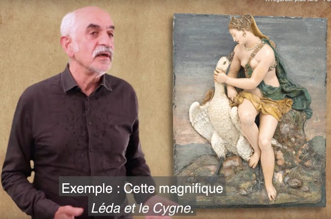 Conférence vidéo: homme commentant un tableau