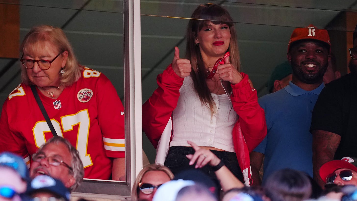 Taylor Swift's star power sends Travis Kelce's jersey sales soaring | KCUR  - Kansas City news and NPR