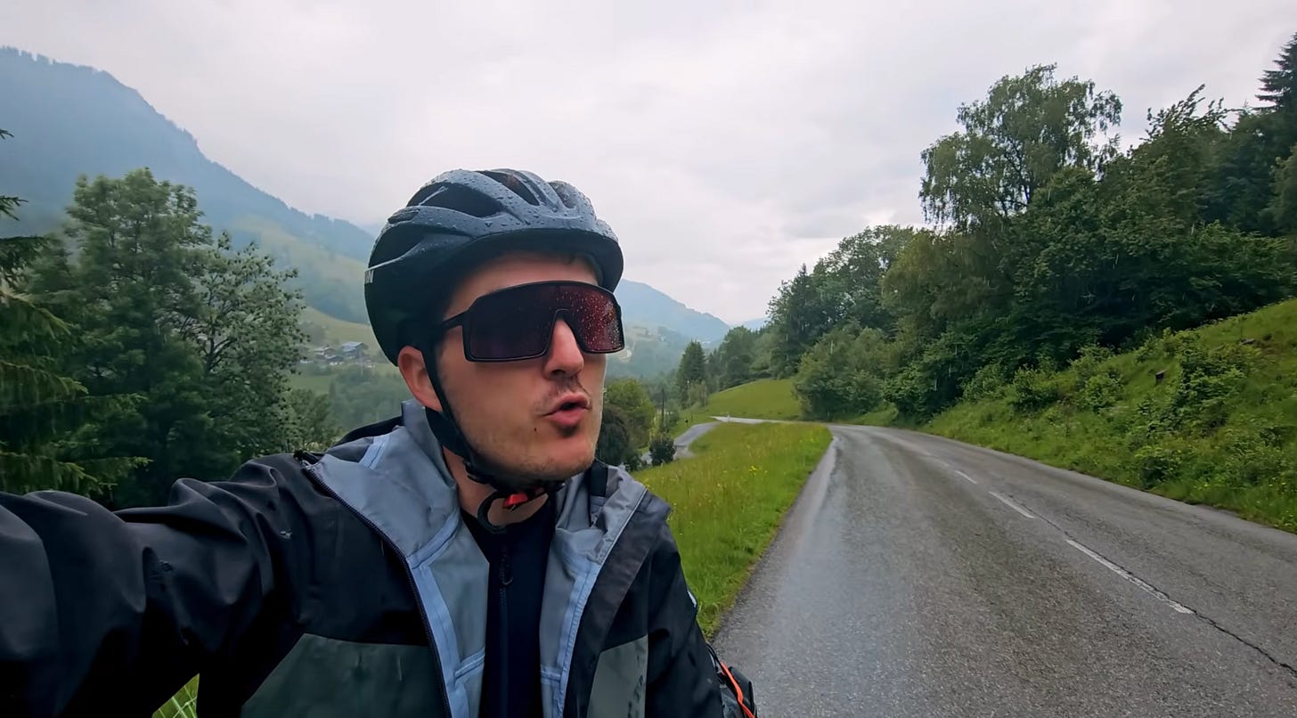 cycliste sous la pluie dans les alpes