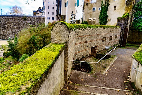 Pau castle backdoor to the alley