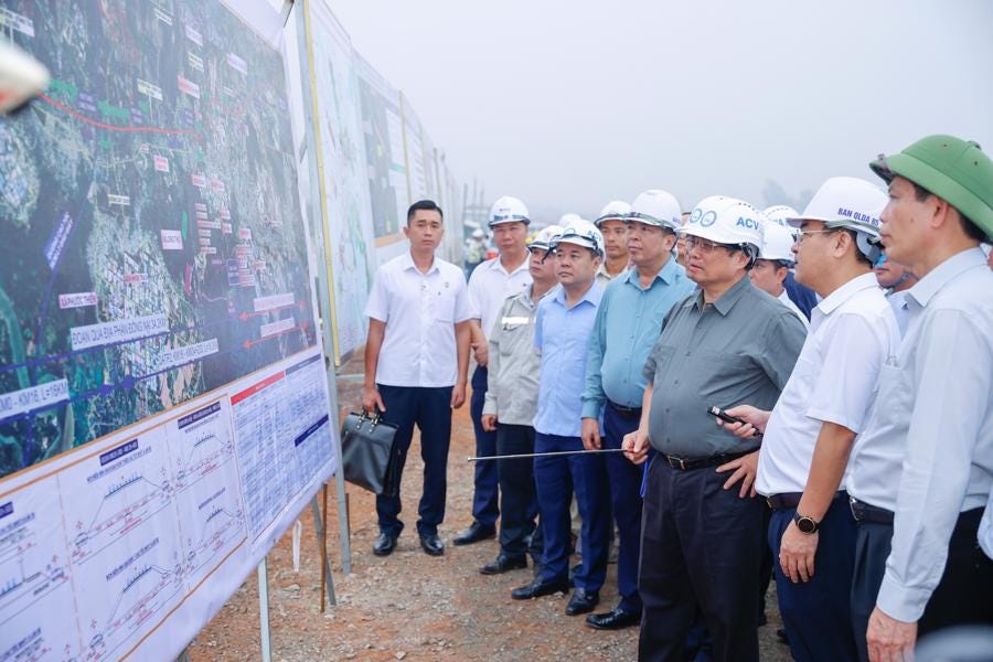 Thủ tướng nghe báo cáo về tiến độ thi công cao tốc Biên Hòa - Đồng Nai. Ảnh: VGP Thủ tướng nghe báo cáo về tiến độ thi công cao tốc Biên Hòa - Đồng Nai. Ảnh: VGP