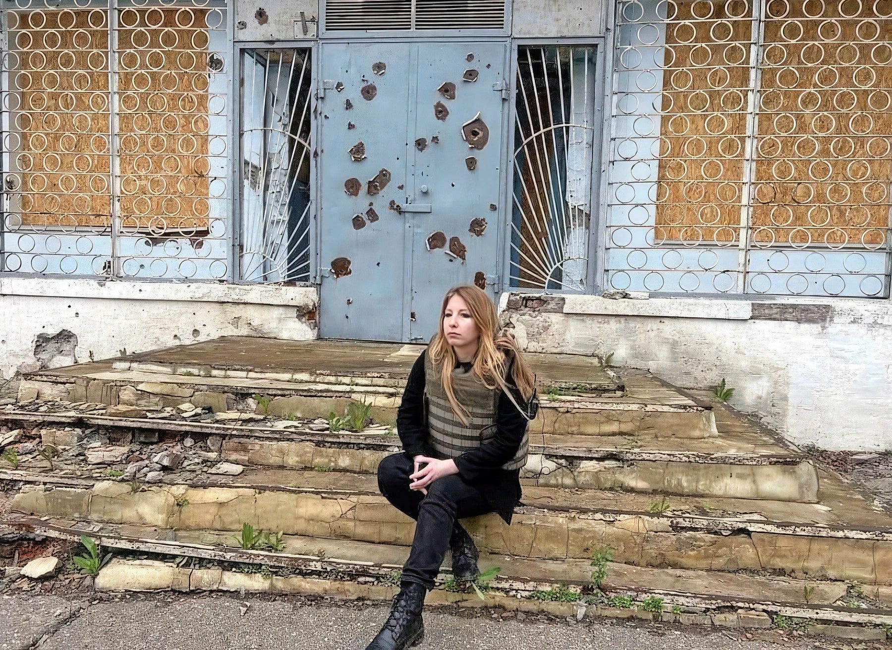 Die Schriftstellerin Victoria Amelina vor einer Bibliothek in Nju-Jork, Ukraine