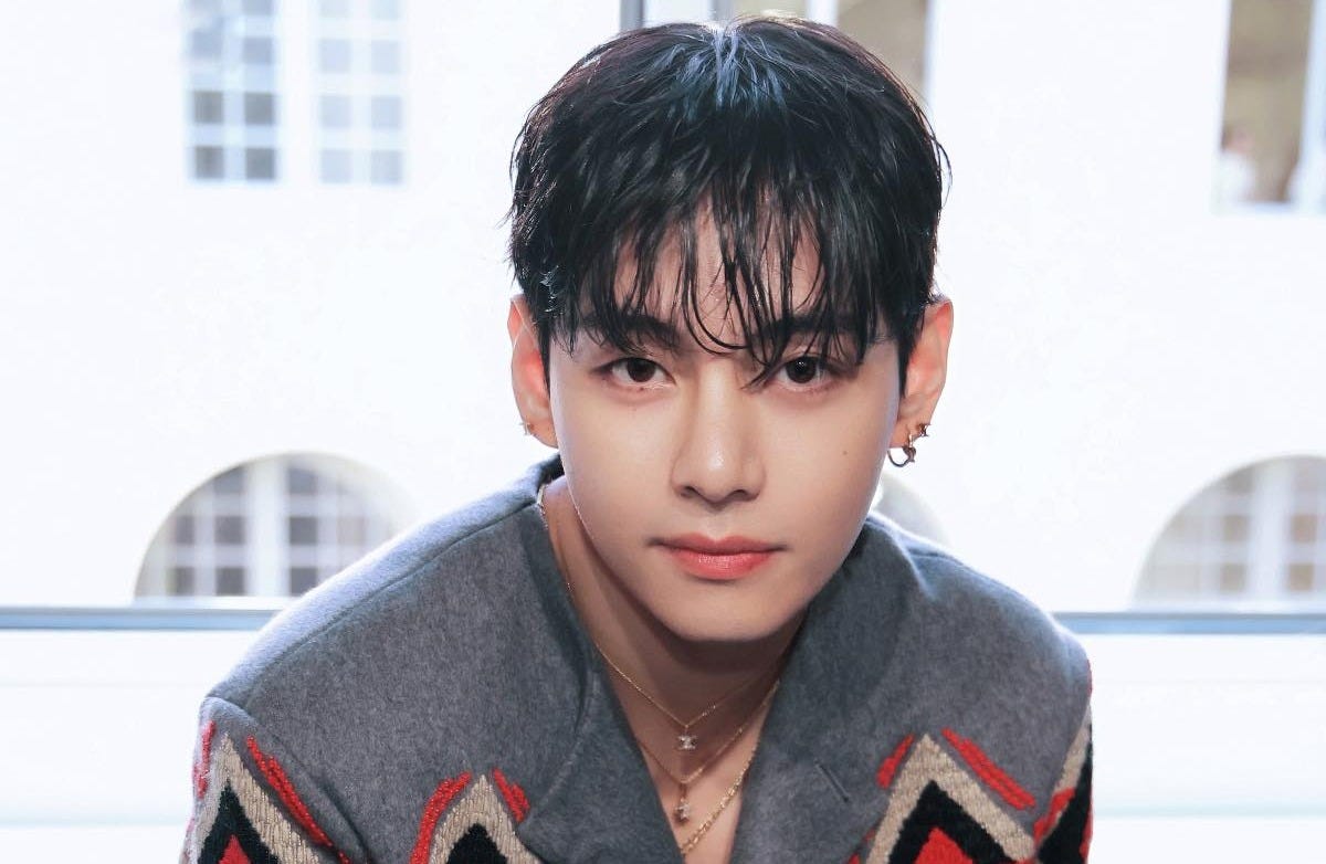 May be an image of 1 person, fringe and text that says "A つ ሁቸውን"