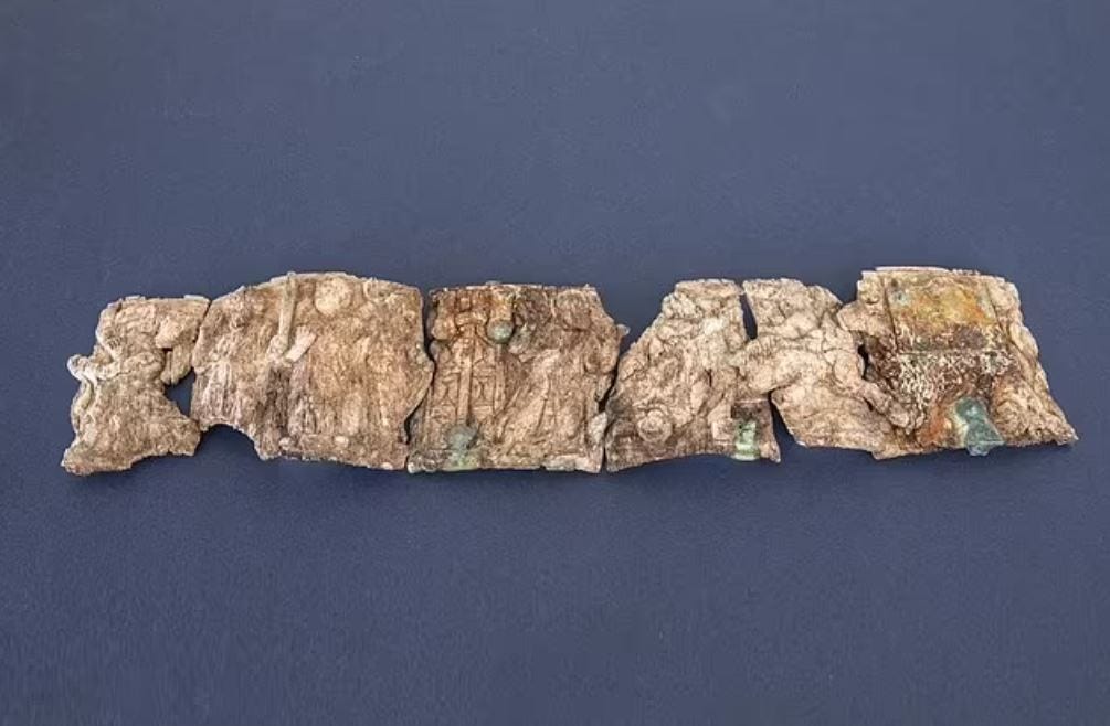 Descoberta caixa de 1.500 anos representando Moisés recebendo 10 Mandamentos. Descoberta caixa de 1.500 anos representando Moisés recebendo 10 Mandamentos.