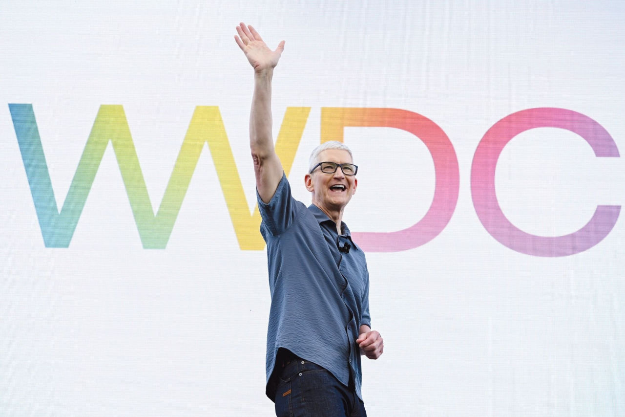 Tim Cook waving at Apple WWDC.