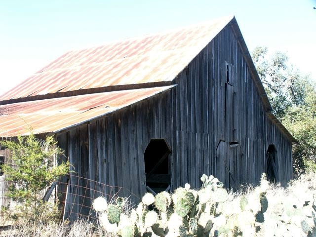 A barn with cactus in the background

AI-generated content may be incorrect.