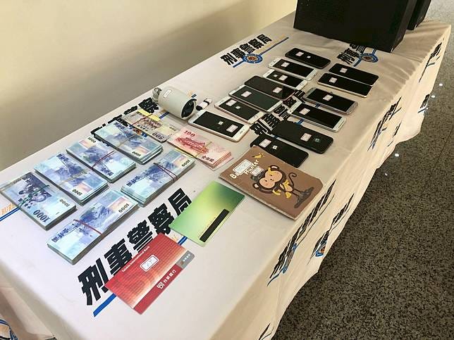 刑事局電偵大隊第二隊今天宣布破獲「老佛爺」、「168娛樂城」兩個賭博網站，帶回涉案洪姓男子等涉案31人，查扣帳冊、電腦、現金等贓證物。記者陳宏睿／攝影