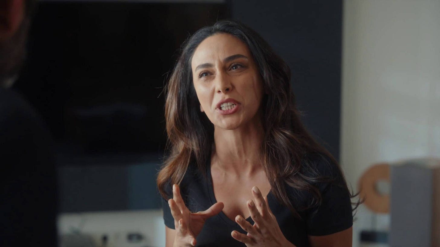 Eşref Rüya dizisinde avukat karakterin gerilimli konuşma anı, yakın plan yüz ifadesi ve el hareketi Eşref Rüya dizisinde avukat karakterin gerilimli konuşma anı, yakın plan yüz ifadesi ve el hareketi