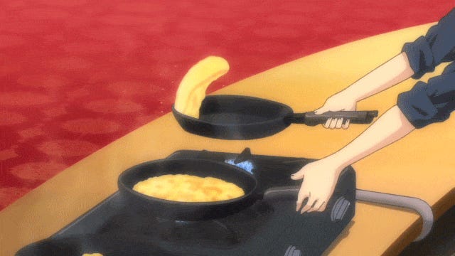 Gif da un cartone animato in stile manga: su un piatto cottura ci sono tre padelle dove friggono le frittate. Una persona, di cui si vedono solo le braccia, le fa saltare una a una, rigirandole.