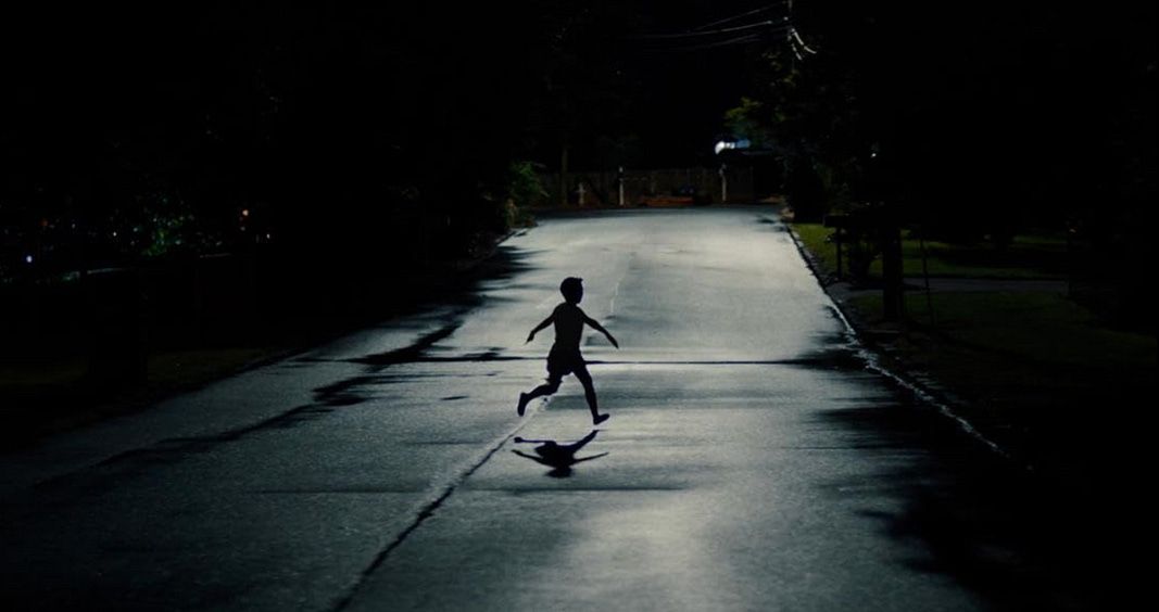 Image of a child running eerily through the night in the film “Weapons” / Warner Bros.