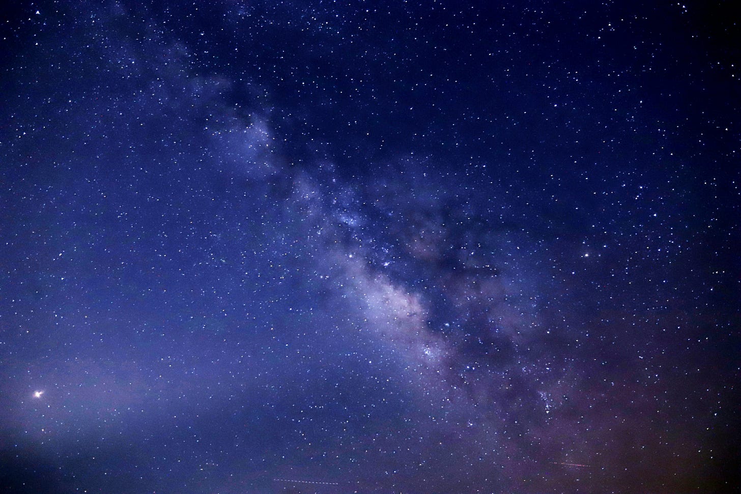 Fotografia dal basso della via lattea