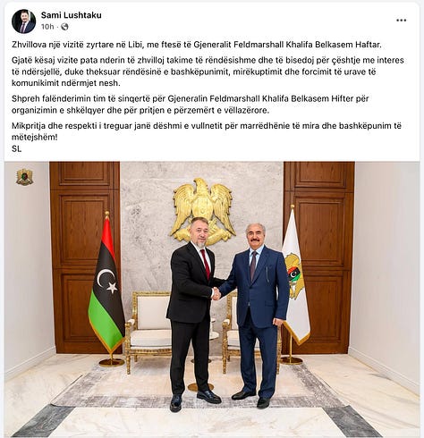 Një narrativë, dy fytyra. Nga ceremonitë patriotike dhe simbolika e UÇK-së në Kosovë, te shtrëngimi i duarve me Khalifa Haftar në Libi, një figurë kyçe e lidhur me operacionet ruse në Afrikë. Kjo galeri dokumenton kontrastin mes retorikës publike dhe lidhjeve të jashtme që ngrenë pyetje serioze për orientimin politik, rreziqet e sigurisë kombëtare dhe normalizimin e ndikimit rus në dritë të diellit.