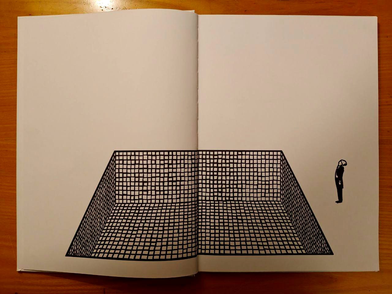 Illustrazione a doppia pagina che mostra la stessa vasca a mosaico delle pagine precedenti. Sulla destra, fuori dalla vasca, appare la piccola sagoma nera del direttore d'orchestra in frac. L'uomo è in piedi, di profilo, con la testa rivolta verso l'alto come se stesse osservando l'immensità dello spazio bianco sopra di lui. Illustrazione a doppia pagina che mostra la stessa vasca a mosaico delle pagine precedenti. Sulla destra, fuori dalla vasca, appare la piccola sagoma nera del direttore d'orchestra in frac. L'uomo è in piedi, di profilo, con la testa rivolta verso l'alto come se stesse osservando l'immensità dello spazio bianco sopra di lui.