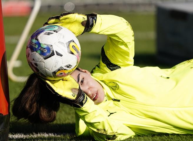 Nazira, il Milan dopo la fuga dai talebani: «Scappata da Kabul, in  rossonero ricomincio a vivere»- Corriere.it