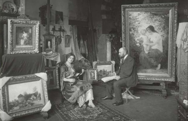 Hobbe Smith met een model in zijn atelier aan het Sarphatipark in Amsterdam (bron: Rijksmuseum)