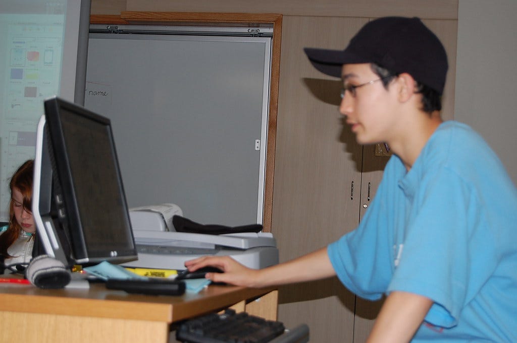 家長與學校場景中的科技說明,家庭帳號管理常是大人的第二份工|來源:USAG-Humphreys / Flickr(CC BY) 家長與學校場景中的科技說明,家庭帳號管理常是大人的第二份工|來源:USAG-Humphreys / Flickr(CC BY)