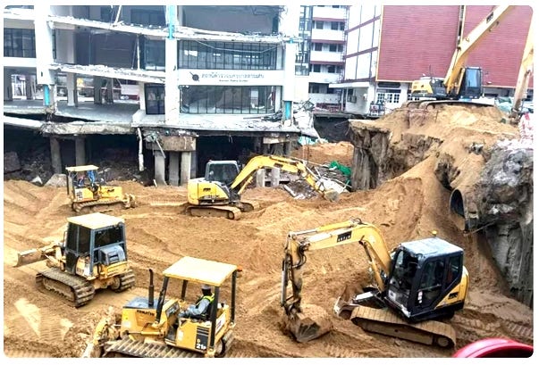 vajirasinkhole4.jpg
