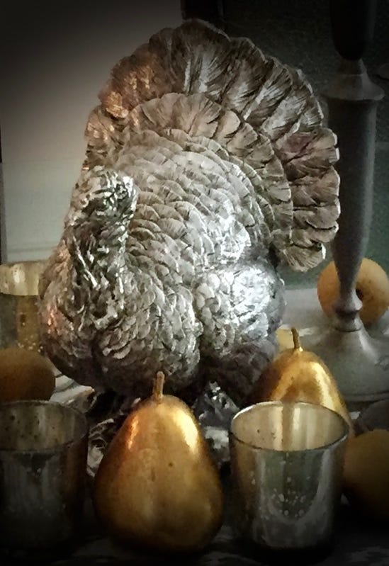 A turkey statue on a table

AI-generated content may be incorrect.