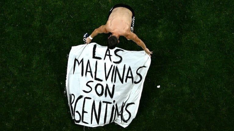 El gobierno británico pidió a la FIFA que investigue a Argentina por la bandera de Malvinas que exhibieron los jugadores | TN