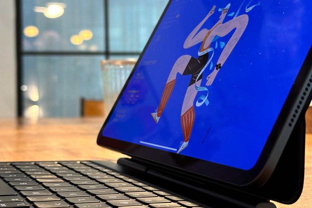 Na zdjęciu najnowszy iPad Pro z klawiaturą Magic Keyboard, w otoczeniu kawiarni. Na zdjęciu najnowszy iPad Pro z klawiaturą Magic Keyboard, w otoczeniu kawiarni.