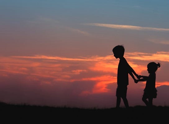 silhouette-of-children-in-the-sunset silhouette-of-children-in-the-sunset