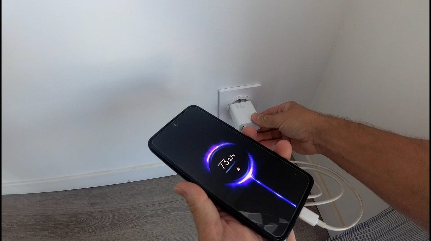 Téléphone en charge branché à la prise électrique neuve