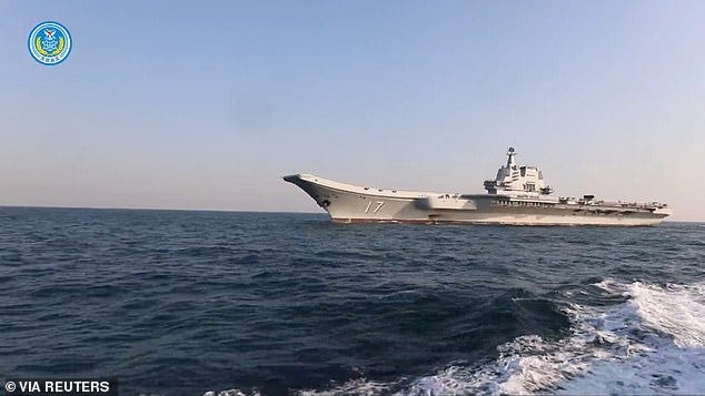 Cerca de 19 navios de guerra cercaram a ilha autônoma em um espaço de apenas 24 horas, incluindo o grupo de porta-aviões Shandong (Shandong na foto) Cerca de 19 navios de guerra cercaram a ilha autônoma em um espaço de apenas 24 horas, incluindo o grupo de porta-aviões Shandong (Shandong na foto)