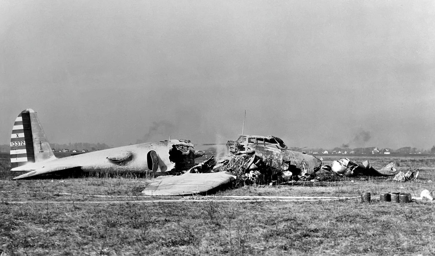 Trosky prototypu Boeing XB-17 Model 299 na letišti Bratří Wrightů v Daytonu. Fotografie ukazuje zcela zdemolovaný střed trupu s kabinou a zachovalé ostatní části letounu.