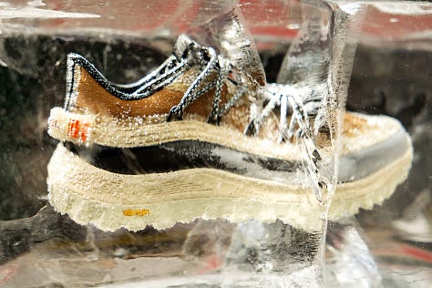 Colecția Callsign Horizon în blocuri de gheață (sursa: outlandermag.com)